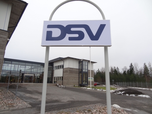 DSV: Leverans av spännduksskylt med LED moduler. Logon tillverkas av vinylfolie. Stommen tillverkas av strängpressad aluminiumprofil.