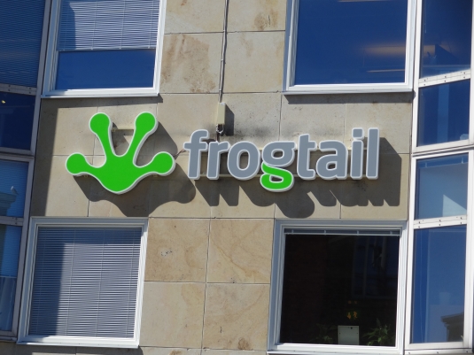 Frogtail: Medborgarplatsen syns denna LED skylt. Profil 6 med vitlysande moduler.