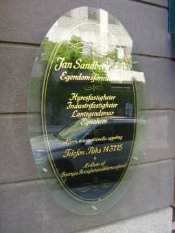 Jan Sandberg Mäklare. Bladguldsförgylld glas med en 8mm säkerhetsglas framför.