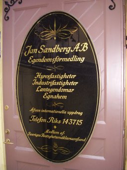 Jan Sandberg Mäklare. Bladguldförgylld ovalt glas.