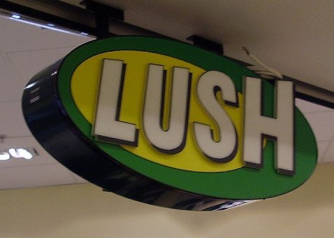 Lush: Oval ljusskylt med utstickande 8mm akrylbokstäver.