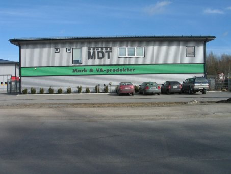 Markvaruhuset i Länna. Lösmonterade bokstäver på fasad.