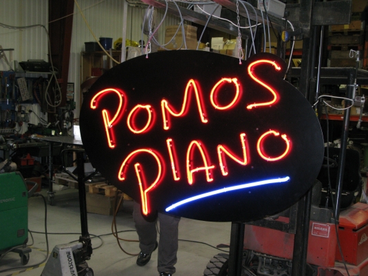 Pomos Piano: Neonsrören har monterats på en 3mm lackerad aluminiumplåt.