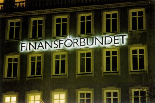 Finansförbundet:Neonskylt tillverkad av borstad rostfri plåt profil 3 med vitlysande coronaeffekt. (Bakåtlysande).