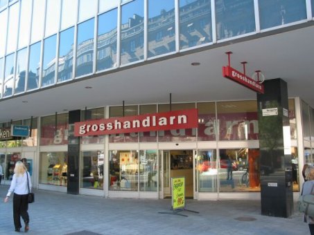 Ljusskylt levererad till Grosshandlarn i Stockholm. Fristående bokstäver av aluminiumplåt på röd ljuslåda.