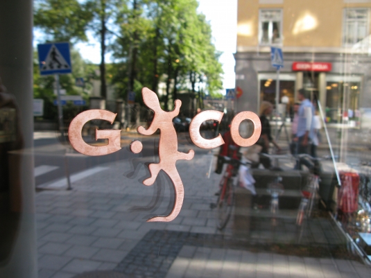 Geco: Limmade kopparbokstäver på glasfönster.
