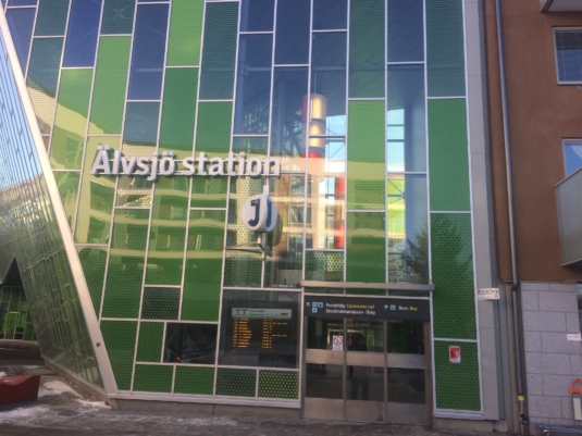 Vitlysande ledskyltar till Älvsjö station.